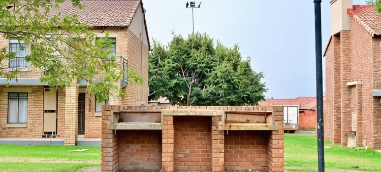 带泳池的舒适公寓(Cozy Comfortable Apartment With Pool)图片