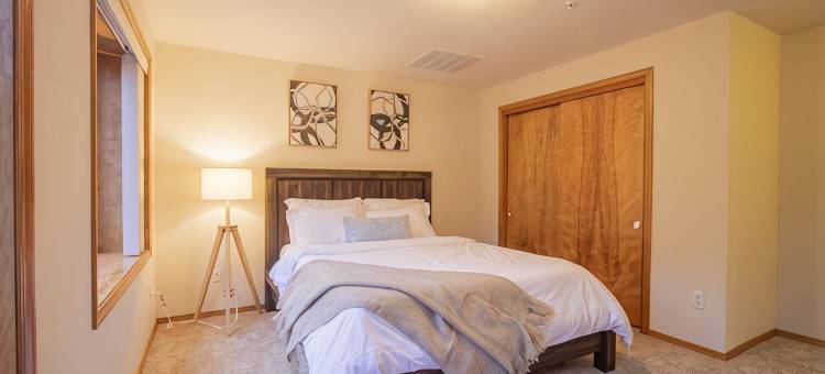 日落湖静居-塔普斯湖湖畔度假屋，宽敞、运动场、皮划艇(Sunset Lake Retreat@ Lake Tapps-Lakefront, Spacious, Sports Court, Kayaks)图片