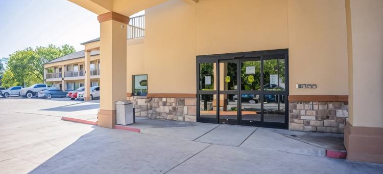 OYO 近沙纳 TX 的莫尔顿旅馆及套房(Moulton Inn &  Suites by OYO Near Shiner TX)图片