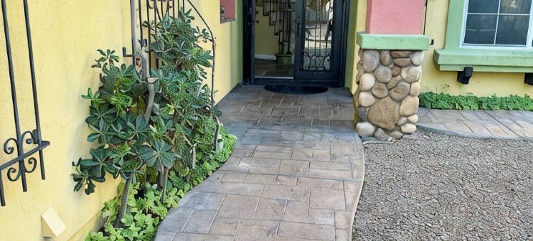 ~Open 6/27-7/2! Unique Villa! Walk to Beach, Pool&Spa, Pets Ok!~图片