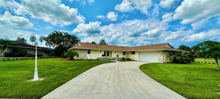 湖畔宽敞四卧室度假屋-恒温泳池、热水浴缸，近一切！(Spacious 4Br Lakefront Getaway – Heated Pool, Hot Tub  Near Everything!)图片
