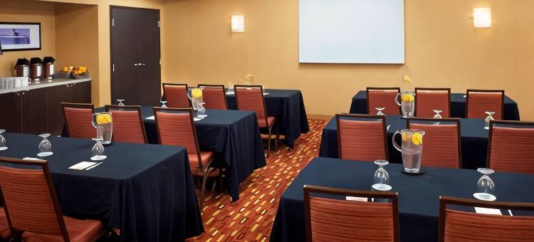 霍兰托莱多机场万怡酒店(Courtyard Toledo Airport Holland)图片