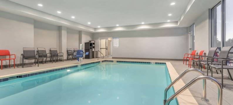 布卢明顿拉昆塔温德姆套房酒店(La Quinta Inn & Suites by Wyndham Bloomington)图片