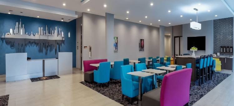 肖尔伍德拉昆塔温德姆套房酒店(La Quinta Inn & Suites by Wyndham Shorewood)图片