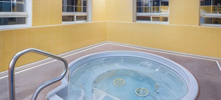 红鹿华美达套房酒店(Ramada by Wyndham Red Deer Hotel and Suites)图片