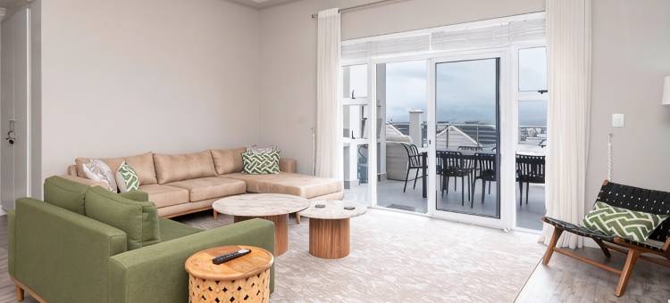 Big Bay Bliss, ocean and mountain views.图片