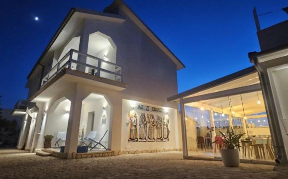 5 Elementi Hotel Overview