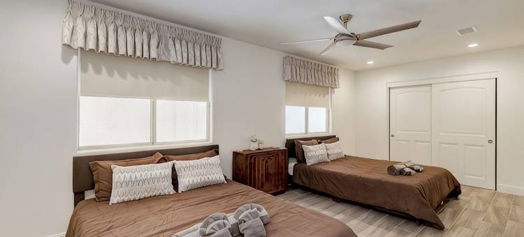 拉斯维加斯现代&宽敞•特大床度假屋•后院烧烤炉(Modern & Spacious Vegas House • King Bed • Backyard Grill)图片