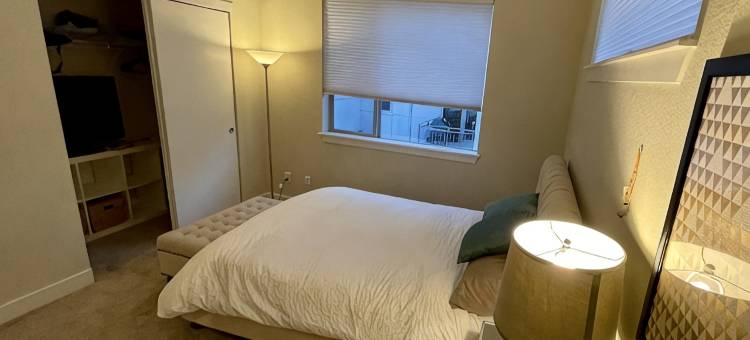 两卧室联排别墅配有壁炉&屋顶露台。(2 bedroom townhome w fire place & rooftop deck.)图片