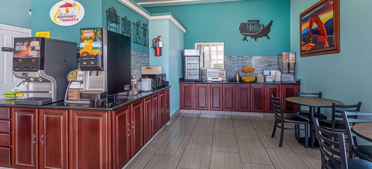 瑙-市中心温德姆速8酒店及会议中心(Super 8 by Wyndham Nau/Downtown Conference Center)图片