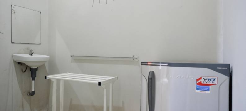 红多兹酒店-近帕卢朱弗利亚机场穆提亚拉SIS(RedDoorz Near Mutiara Sis Al Jufrie Airport Palu)图片