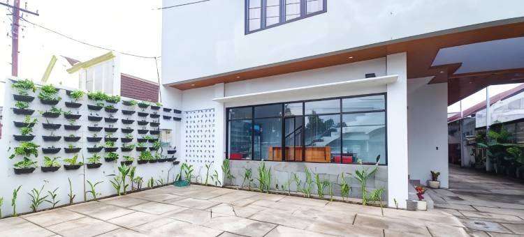 RedDoorz Plus Syariah at Umyas Hotel Near Terminal Anjuk Ladang Nganjuk图片