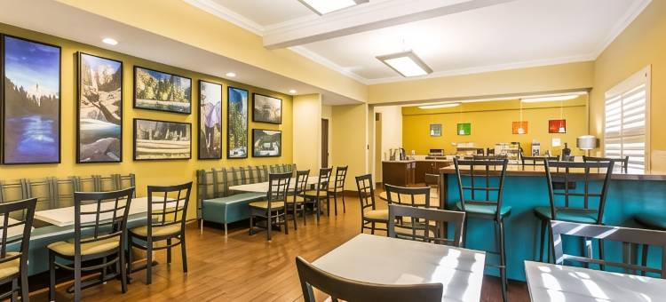 弗雷斯诺河滨公园舒适套房酒店(Comfort Suites Fresno River Park)图片