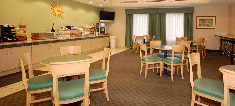 凤凰城I-10西拉昆塔温德姆套房酒店(La Quinta Inn & Suites by Wyndham Phoenix I-10 West)图片