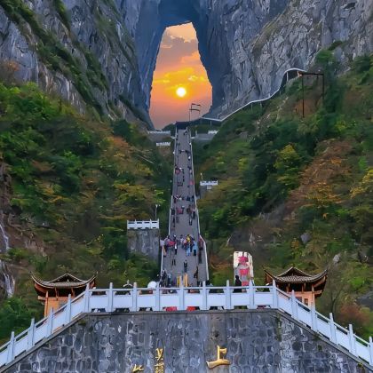 安顺+荔波小七孔景区+西江千户苗寨+边城茶峒景区+张家界国家森林公园+黄果树景区10日9晚拼小团