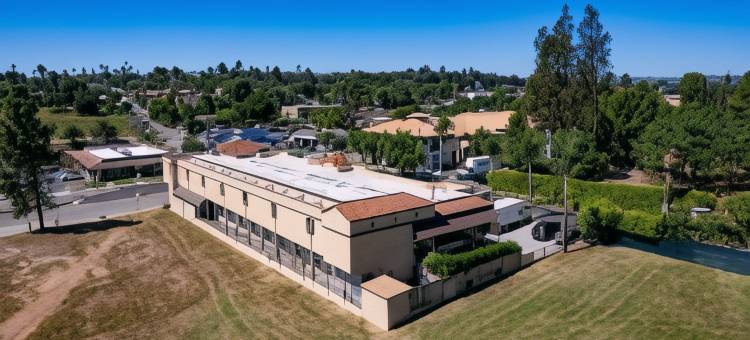 福布鲁克市中心伊克诺套房酒店(Econo Lodge Inn & Suites Fallbrook Downtown)图片