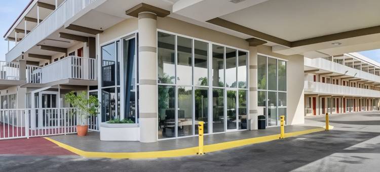 克利尔沃特拉戈罗德威酒店(Rodeway Inn Clearwater-Largo)图片