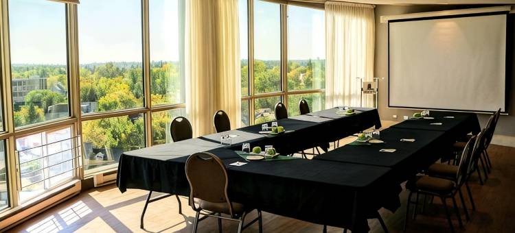 克拉丽奥湖畔会议中心酒店(Clarion Lakeside Inn & Conference Centre)图片