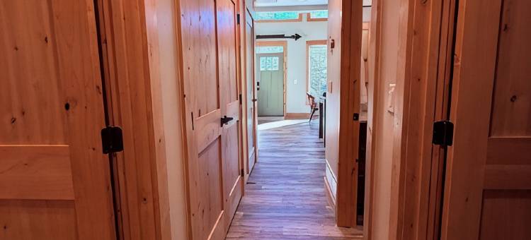 带门廊的森林度假4卧室3浴室新建木屋，WiFi、空调(Newly built Porchside Forest Getaway 4-bedroom 3-bath cabin WiFi, AC.)图片