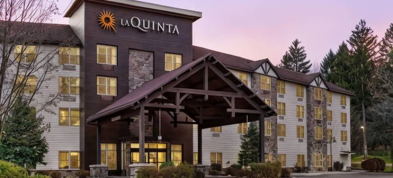 莱克乔治拉昆塔温德姆酒店套房(La Quinta Inn & Suites by Wyndham Lake George)图片