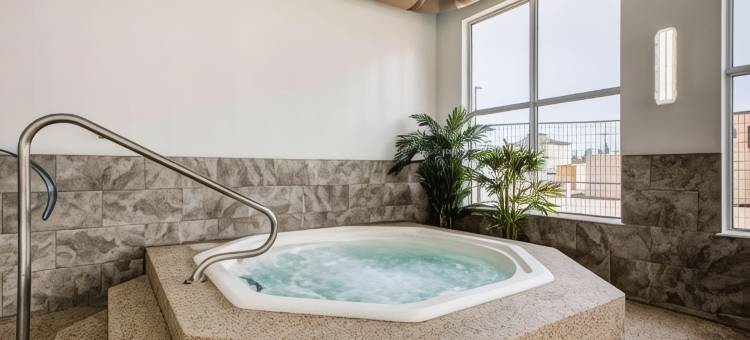 红鹿舒适套房酒店(Comfort Inn & Suites)图片