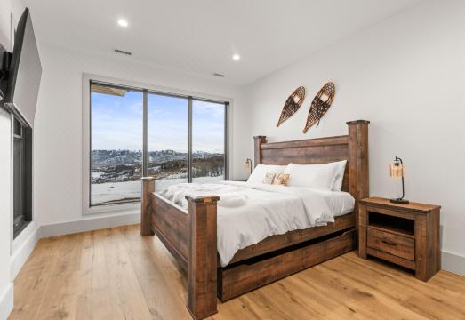 Mountain Views and Hot Tub - Stunning Rustic Luxury HavenHotel Overview