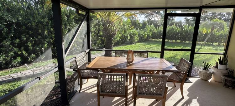 湖畔宽敞四卧室度假屋-恒温泳池、热水浴缸，近一切！(Spacious 4Br Lakefront Getaway – Heated Pool, Hot Tub  Near Everything!)图片