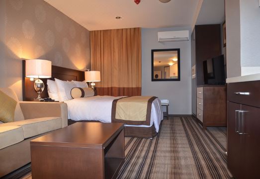 Lakewood Luxury Apartment Hotel Overview