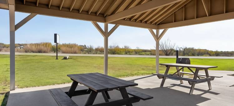 甘乃迪鹰巢套房酒店 - 温德姆旅屋(Eagle's Den Suites Kenedy a Travelodge by Wyndham)图片