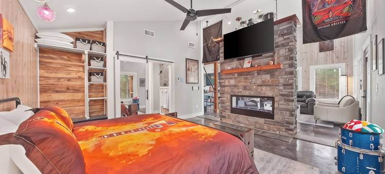 New! Hot Tub, Firepit, Bed Swing - Hard Rock Candy Mountain图片
