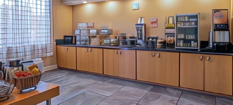 那不勒斯市区拉昆塔温德姆套房酒店(La Quinta Inn & Suites by Wyndham Naples Downtown)图片