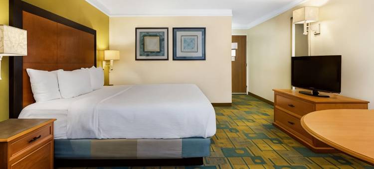 圣彼得克利尔沃特机场拉昆塔温德姆套房酒店(La Quinta Inn & Suites by Wyndham St. Pete-Clearwater Airpt)图片