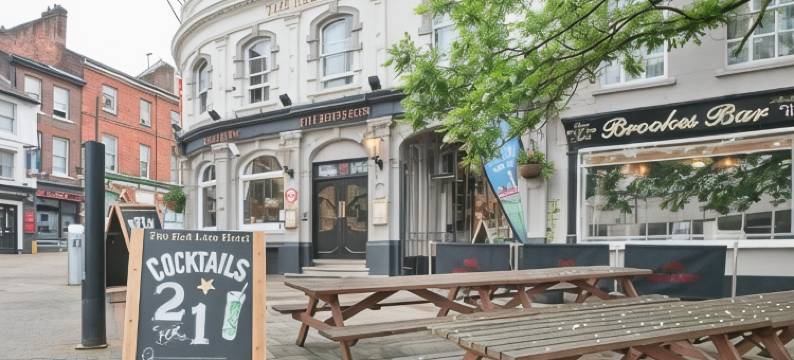 OYO德瑞德莱恩霍特尔(OYO The Red Lion Hotel)图片