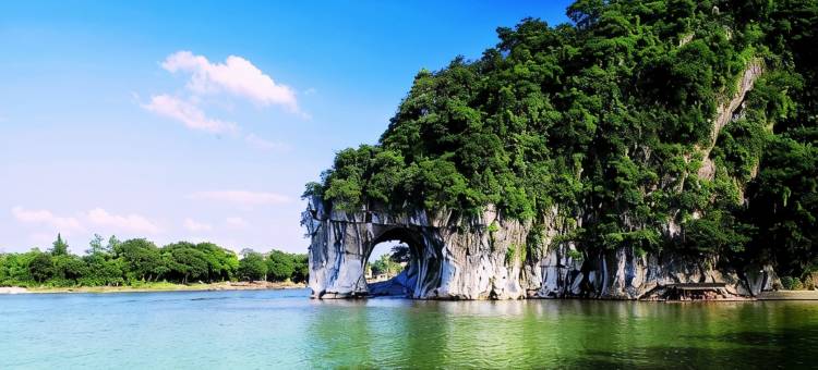 桂林两江四湖象鼻山亚朵酒店图片