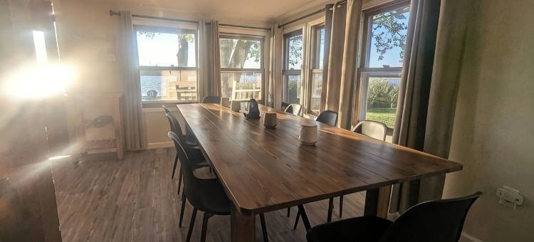 Charming 4-bedroom cottage ON Tawas Lake Pet, kid-friendly. Great Bird watching!图片