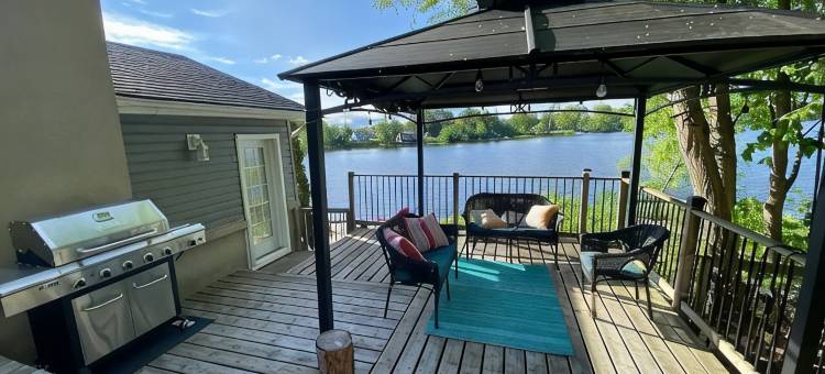 湖畔新上线惬意乡村别墅，带围栏庭院及游戏室(Newly listed relaxing lakefront cottage with fenced yard and games room)图片