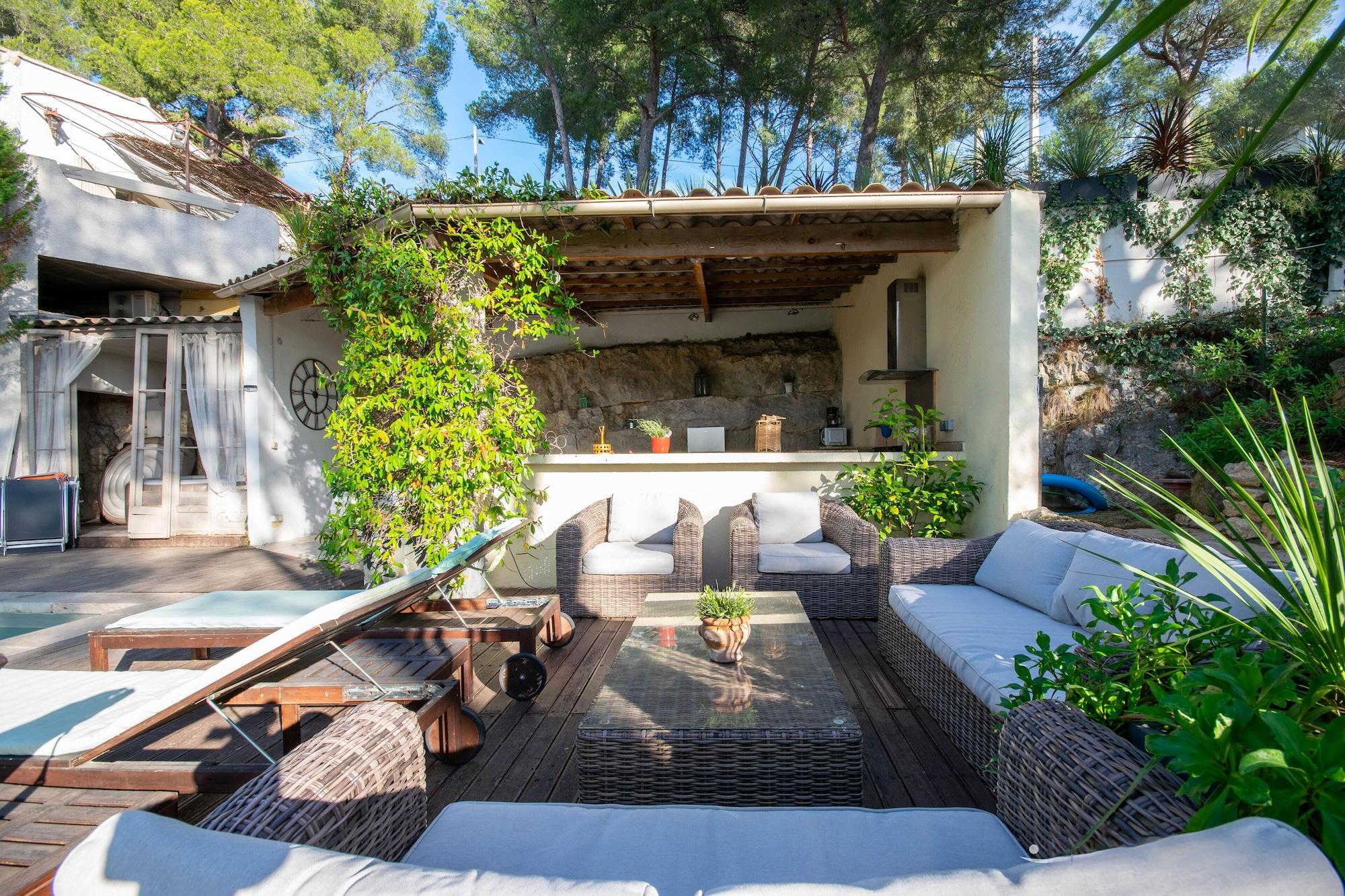 Le Mas des Roches à VelauxOver view