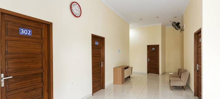 红多兹伊斯兰酒店-普沃萨里火车站附近(RedDoorz Syariah Near Purwosari Train Station)图片