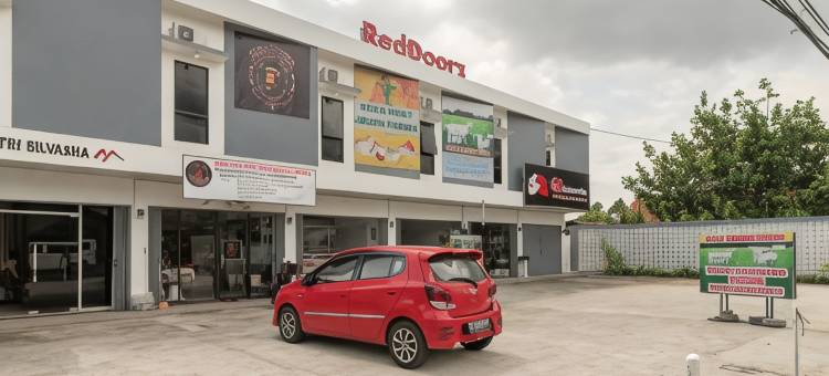 红多兹酒店-近楠榜白沙瓦兰图古科克拉特(RedDoorz Near Tugu Coklat Pesawaran Lampung)图片