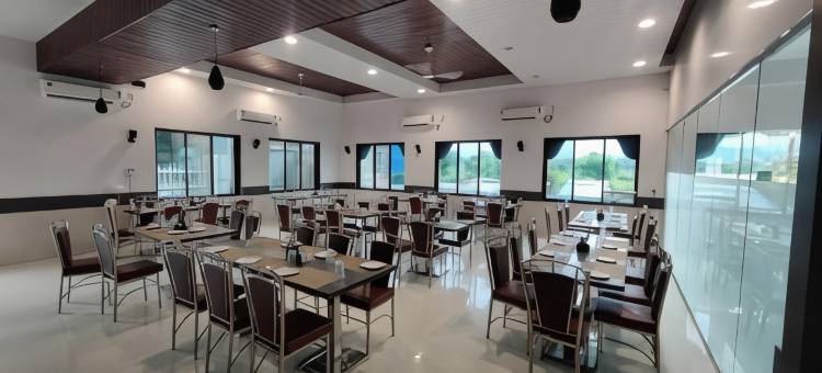 派拉蒙河滨水疗度假村(Paramount Riverfront Resort & Spa, Karjat)图片