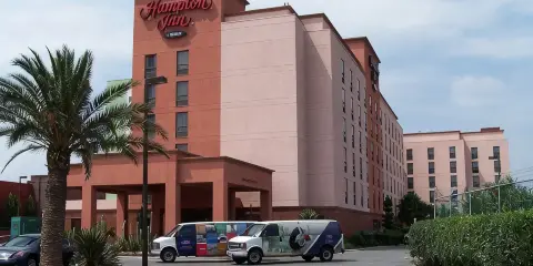 希爾頓薩爾蒂洛佐娜機場歡朋酒店