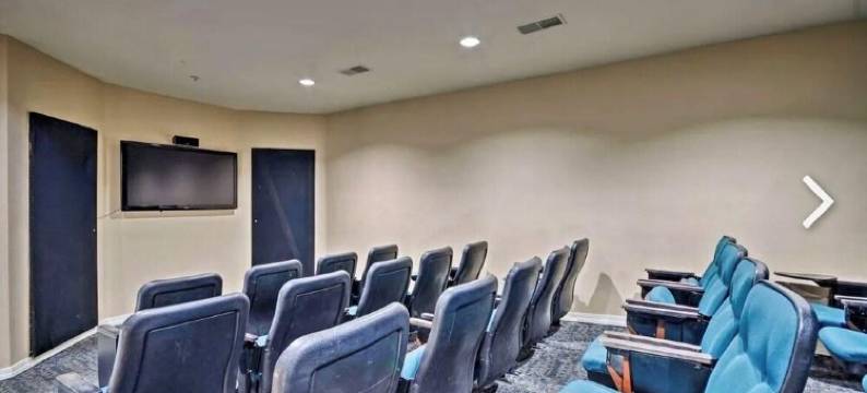 Walk in condo with golf course view.图片