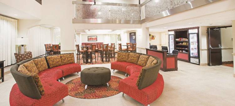 达拉斯I-35胡桃山道拉昆塔温德姆套房酒店(La Quinta Inn & Suites by Wyndham Dallas I-35 Walnut Hill Ln)图片