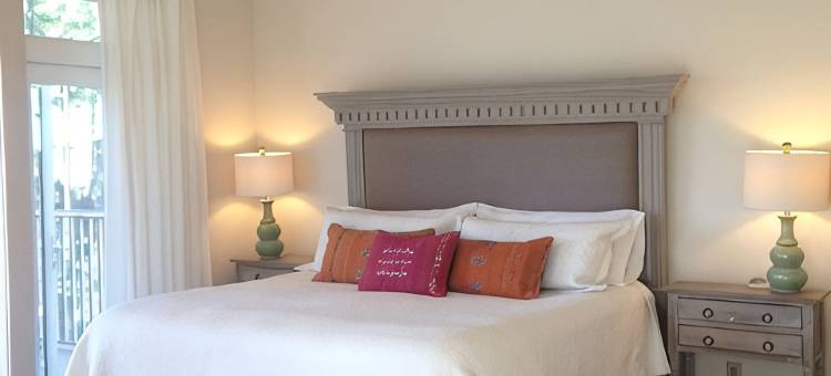 距海滩75码温馨奢华度假屋，绝佳景观，泳池&纱网门廊(Lovely luxury home 75yds to beach, wonderful views, pool & screened porches.)图片