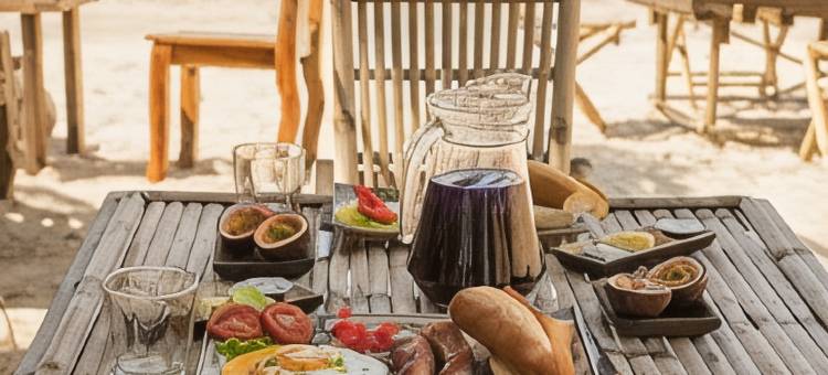 年轻狂野和自由旅馆(Young Wild and Free)图片