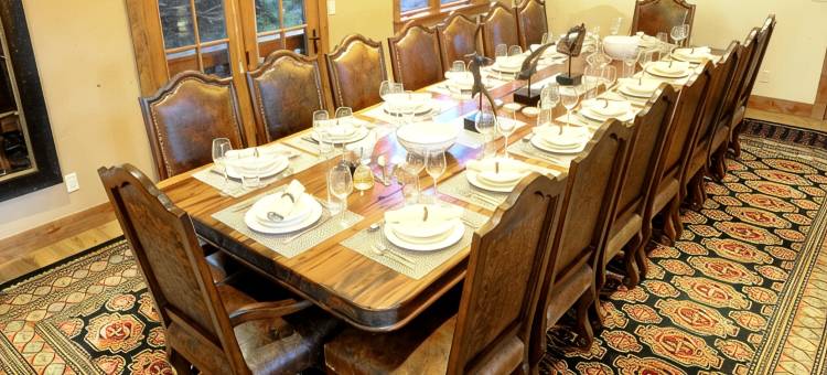 度假屋，超大5卧、可携带犬只、热水浴缸、全新后院露台(Huge 5 Bd Dog Friendly, Hot Tub, New Back Deck!)图片