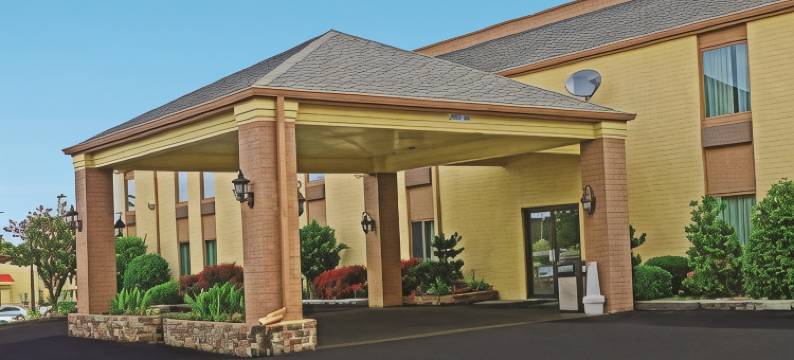 布卢明顿/诺玛温德姆戴斯套房酒店(Days Inn & Suites by Wyndham Bloomington/Normal IL)图片