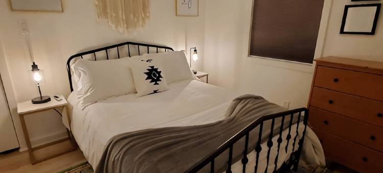 木屋，配有雪松桑拿、热水浴缸、户外电视，附近有泳池!!(Chalet w/Cedar SAUNA, HOT TUB, Outdoor TV and POOL nearby!!)图片