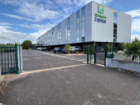 阿卡雄拉特斯特智选假日酒店