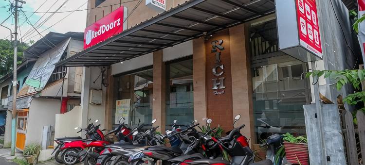 RedDoorz @ Hotel Rich Parepare near Pantai Mattirotasi图片